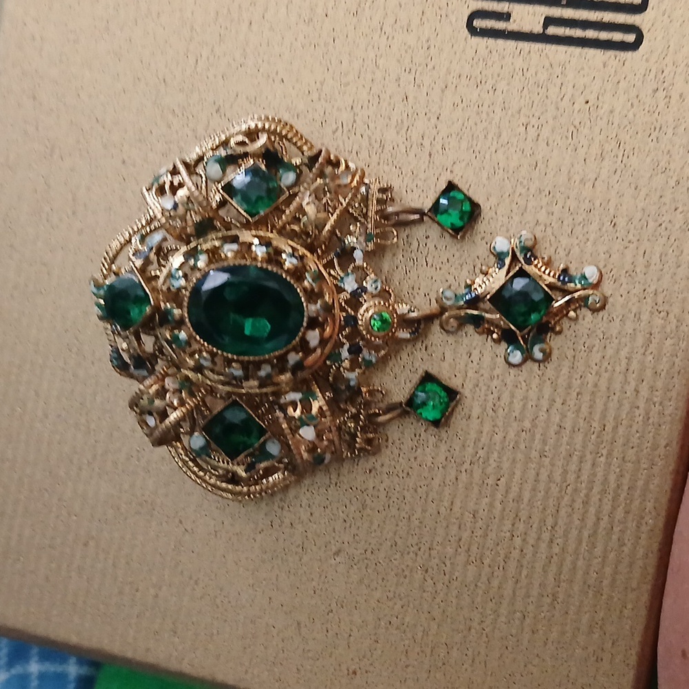 Vintage Gold-Tone Brooch with Emerald Green Stones - Picture 2 of 5